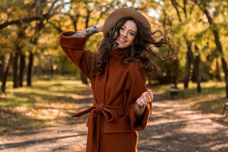 How to dress in autumn and show off a stylized figure?